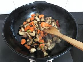 放入胡萝卜翻炒。
