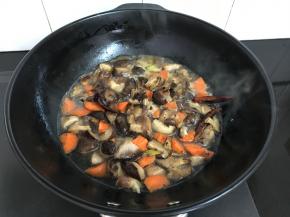 加入没过食材的清水。