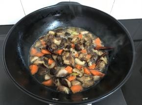 加入没过食材的清水。
