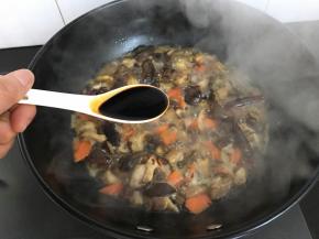 煮开后放入老抽、蚝油和适量盐调味。