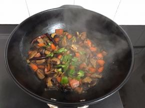 最后放入青椒翻炒均匀稍煮后即可出锅。