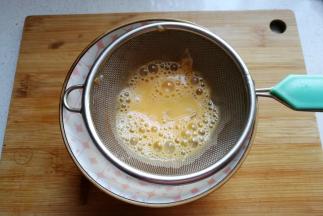 然后用网筛过筛一下