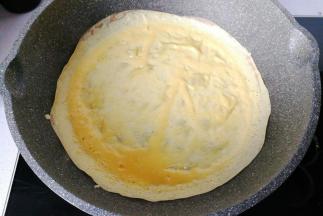 平底锅小火加热，先抹一层薄薄的食用油，然后倒入蛋液摊成鸡蛋饼