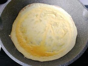 平底锅小火加热，先抹一层薄薄的食用油，然后倒入蛋液摊成鸡蛋饼