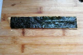 如图拼接着摆上两片海苔