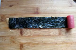 在海苔表面也抹上少许生蛋液