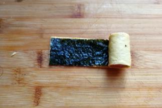 再把它轻轻卷起来，要卷紧哦