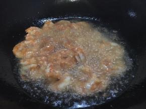 开大火置锅，锅里放适量的油，当油温4或者5成热时放入虾仁，当晃动锅时虾仁能在锅里滑动时翻炒几下，虾仁颜色变粉立即盛出备用。