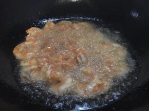 开大火置锅，锅里放适量的油，当油温4或者5成热时放入虾仁，当晃动锅时虾仁能在锅里滑动时翻炒几下，虾仁颜色变粉立即盛出备用。