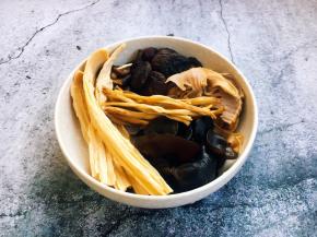 做三鲜卤需要准备好木耳、香菇、花菜、腐竹、笋干。 干货的泡发，泡发时请用凉水，笋干至少要泡8个小时，木耳和香菇至少要提前1个小时泡发，我一般都是早晨上班之前泡上，下午下班回来时使用，干黄花菜泡半个小时就可以。快速泡发干货的话可用30度的温水，估计半个小时就能使用，但是没有提前泡发的充分。