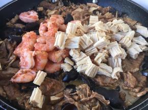 10分钟后放入炒好的虾仁和泡发好的腐竹，翻炒均匀，再炖3～5分钟。