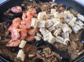 10分钟后放入炒好的虾仁和泡发好的腐竹，翻炒均匀，再炖3～5分钟。