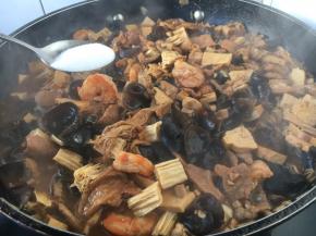 然后放入适量的盐调味。 盐要多放一点，比平时炒菜要咸，这样拌面才香。