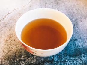 打三鲜卤最重要的一个环节是泡发香菇的水一定要保留，过滤杂质后备用。 香菇被称为天然的味精，香菇水能起到提鲜增香的作用。