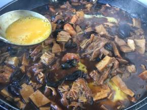 勾芡后改小火，淋入蛋液和1勺的花椒油即可。 淋入蛋液时，先把鸡蛋打散，然后用筷子挡着往下流鸡蛋液的碗边，让鸡蛋液顺着筷子和碗边的空隙往下流，要转圈淋入鸡蛋液，让蛋液均匀分布在锅里，这时要有点小耐心等待蛋液定型哦。不过这步可以略去，您也可以把鸡蛋提前炒好，撒在盛在盆里的卤上。