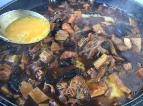 勾芡后改小火，淋入蛋液和1勺的花椒油即可。 淋入蛋液时，先把鸡蛋打散，然后用筷子挡着往下流鸡蛋液的碗边，让鸡蛋液顺着筷子和碗边的空隙往下流，要转圈淋入鸡蛋液，让蛋液均匀分布在锅里，这时要有点小耐心等待蛋液定型哦。不过这步可以略去，您也可以把鸡蛋提前炒好，撒在盛在盆里的卤上。