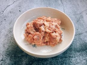 放1小勺生抽、少许料酒、少许白胡椒粉搅拌均匀入味，再放入1勺淀粉搅拌至上浆均匀，最后放1小勺油抓匀，腌制10分钟备用。