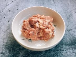 放1小勺生抽、少许料酒、少许白胡椒粉搅拌均匀入味，再放入1勺淀粉搅拌至上浆均匀，最后放1小勺油抓匀，腌制10分钟备用。