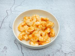 炒好的虾仁备用。