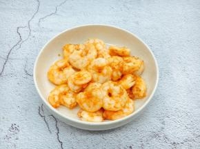 炒好的虾仁备用。
