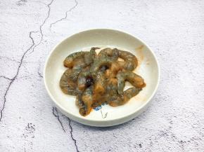 鲜虾洗净去皮，挑去虾线。