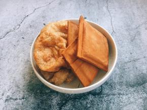 这是三鲜卤必备的食材香干和面筋。