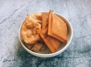 这是三鲜卤必备的食材香干和面筋。