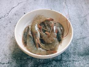 三鲜卤必备的海鲜是鲜虾，当然您还可以放海参、鱿鱼、鲜贝……海鲜。