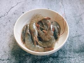 三鲜卤必备的海鲜是鲜虾，当然您还可以放海参、鱿鱼、鲜贝……海鲜。