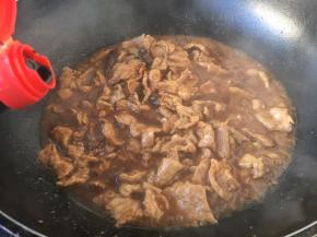 放入3勺生抽和2勺老抽。