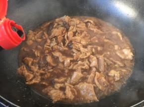 放入3勺生抽和2勺老抽。