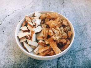 将香干切片，面筋切成核桃大小的块。