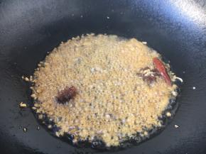 开大火置锅，锅内留炒虾仁底油，再加入油（油总量是平时炒肉时的2倍），改中小火，放八角，当八角煸出香味时依次放入姜米、蒜片葱花、辣椒爆香。