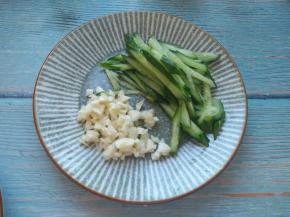 黄瓜切丝，蒜切末