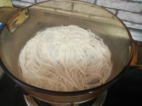煮面条，煮熟放在蒸屉上晾凉
