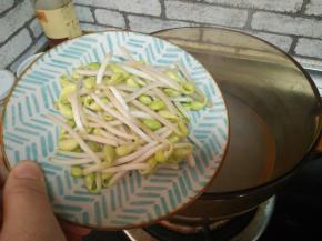 再用煮面条的水把豆芽烫一下，取出