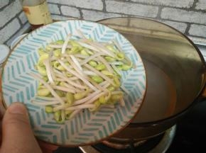 再用煮面条的水把豆芽烫一下，取出