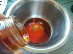 容器中加入醋，红油