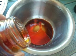 容器中加入醋，红油