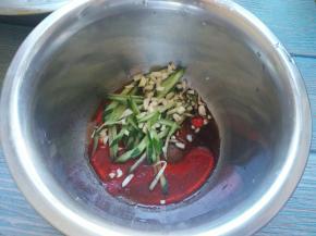 倒入黄瓜，蒜末