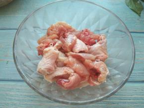 鸡腿洗净切小块