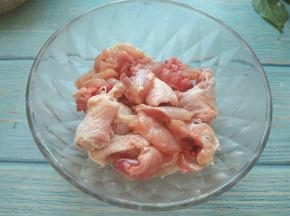 鸡腿洗净切小块