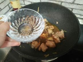 加少量水，盖上锅盖闷十分钟，大火收汁