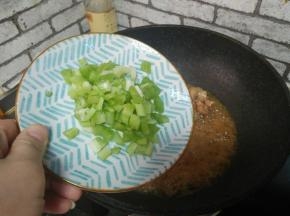 加入芹菜丁，盐，炒匀即可