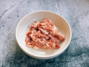 三鲜卤必备的食材猪五花肉猪，五花肉切薄片。