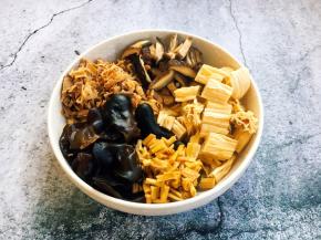 将泡发好的木耳撕小朵，黄花菜切1厘米段，香菇切小片，腐竹切成寸段，笋干切成1厘米见方的小片。 这些泡发食材切的大小可随个人喜好大小来切。