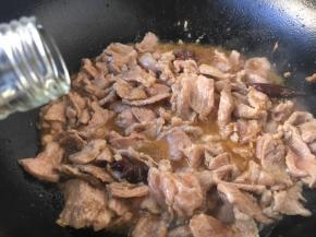 淋入锅沿料酒1勺。