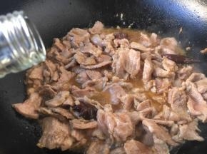 淋入锅沿料酒1勺。