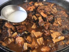 调味后改中火，淀粉（我用了50g左右）用水调匀，分次淋入锅里，每淋入一次要用铲子轻轻推匀，直到卤的浓稠适度。卤的浓稠度以卤汁能挂在面上为好。