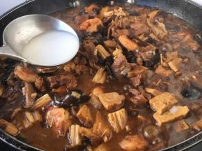 调味后改中火，淀粉（我用了50g左右）用水调匀，分次淋入锅里，每淋入一次要用铲子轻轻推匀，直到卤的浓稠适度。卤的浓稠度以卤汁能挂在面上为好。